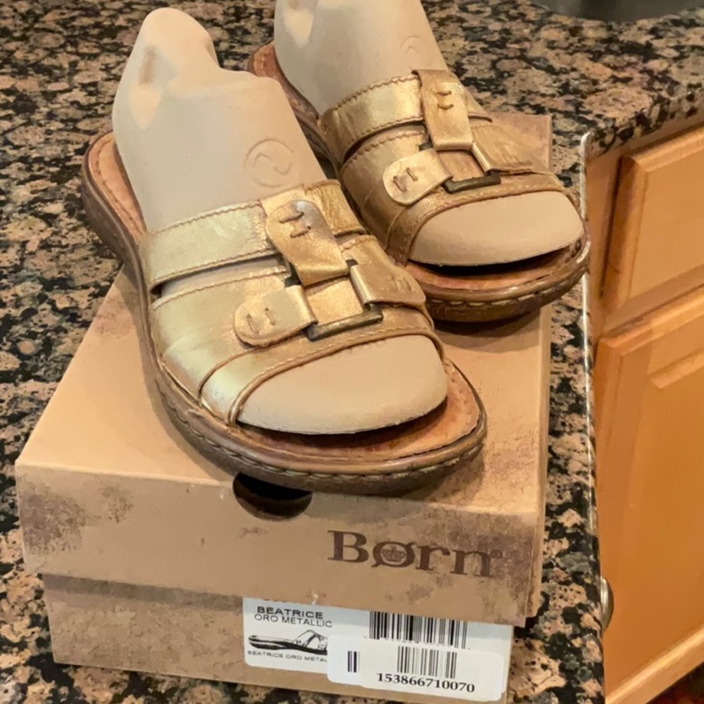 Awesome Born gold leather sandals size 7/38